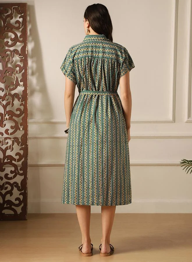 جلو باص فستان نسائي متوسط الطول بطبعة عرقية وياقة